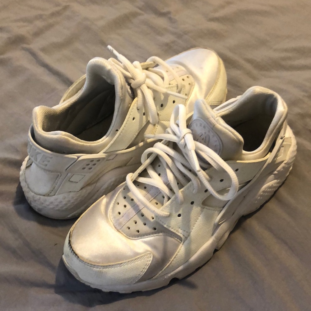 White nike shoes
